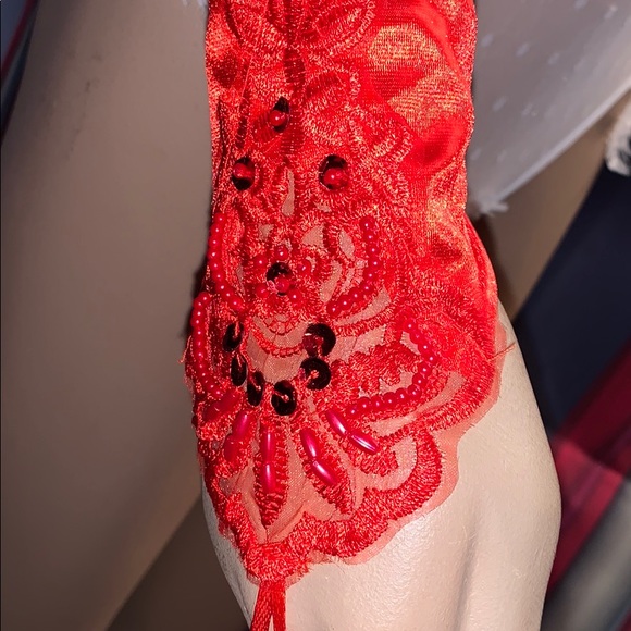 New packaged red Long gloves with finger loop - Picture 3 of 4